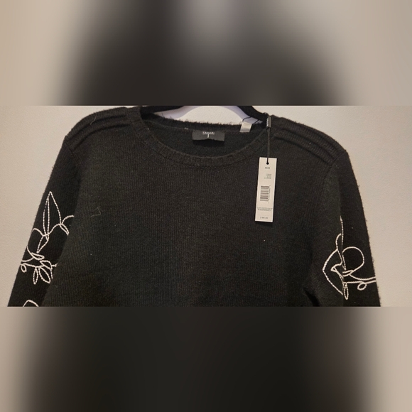 NWT T Tahari Womens Black Sweater with Embroidered Floral Sleeve Design Size M - Picture 2 of 12